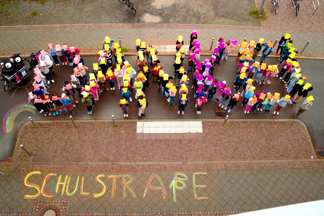 Du betrachtest gerade „Danke, Schulstraße!“ – Kinder der Schule am Auensee setzen Zeichen für sichere Schulwege